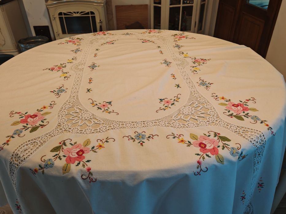 Veche fata de masa cu broderie manuala