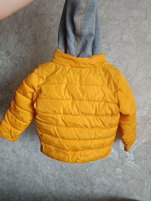 Продам детскую куртку весна