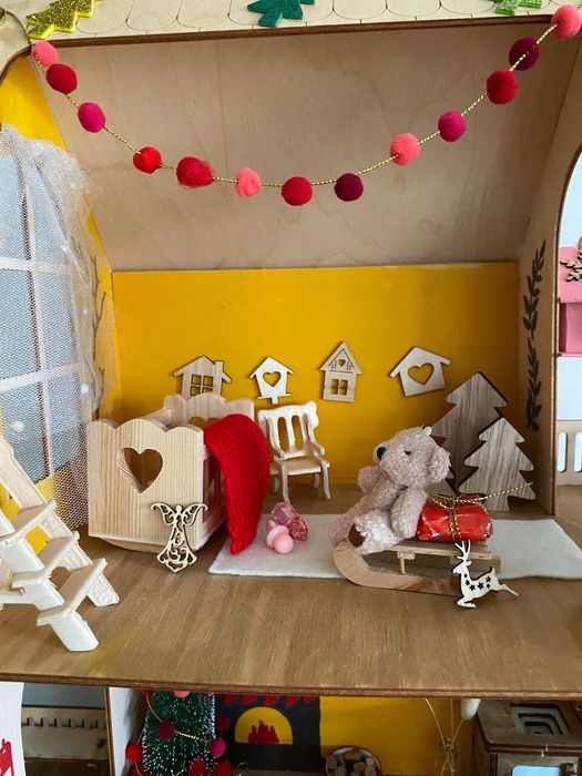 Къща за кукли от дърво