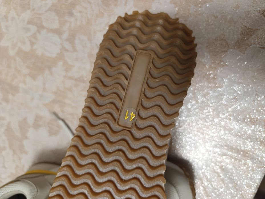 продам  новые  кроссовки