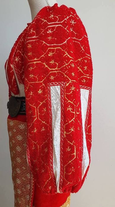 Costum popular (ie/camasa cu poala, catrinte, sorturi, fote, oprege)