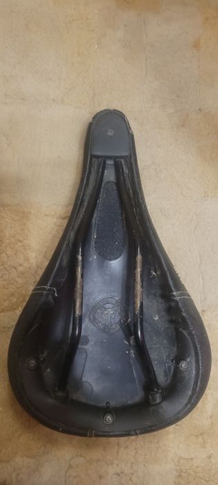 Продаю седло и крылья от велосипеда