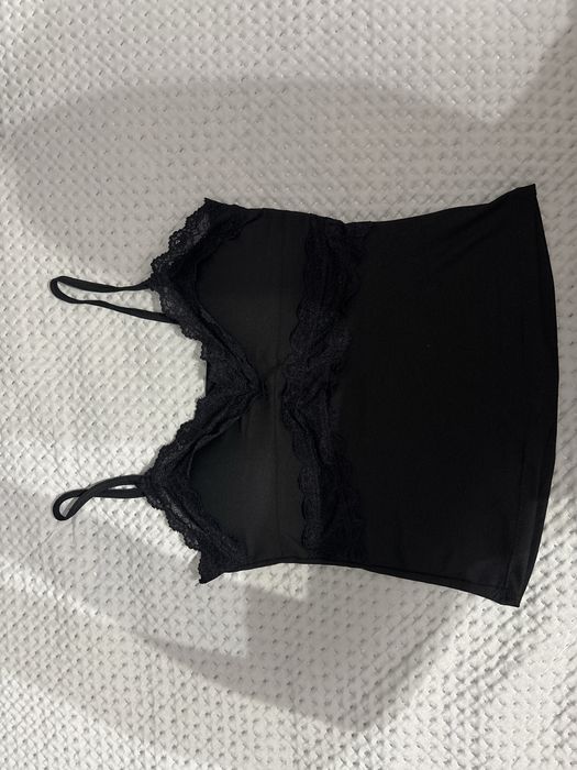 черный топ с кружевами