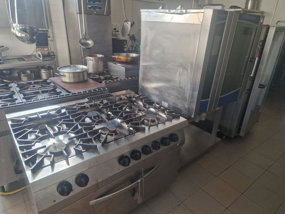 Aragaz 4 ochiuri la 380v sau pe gaz, cu banc sau de banc