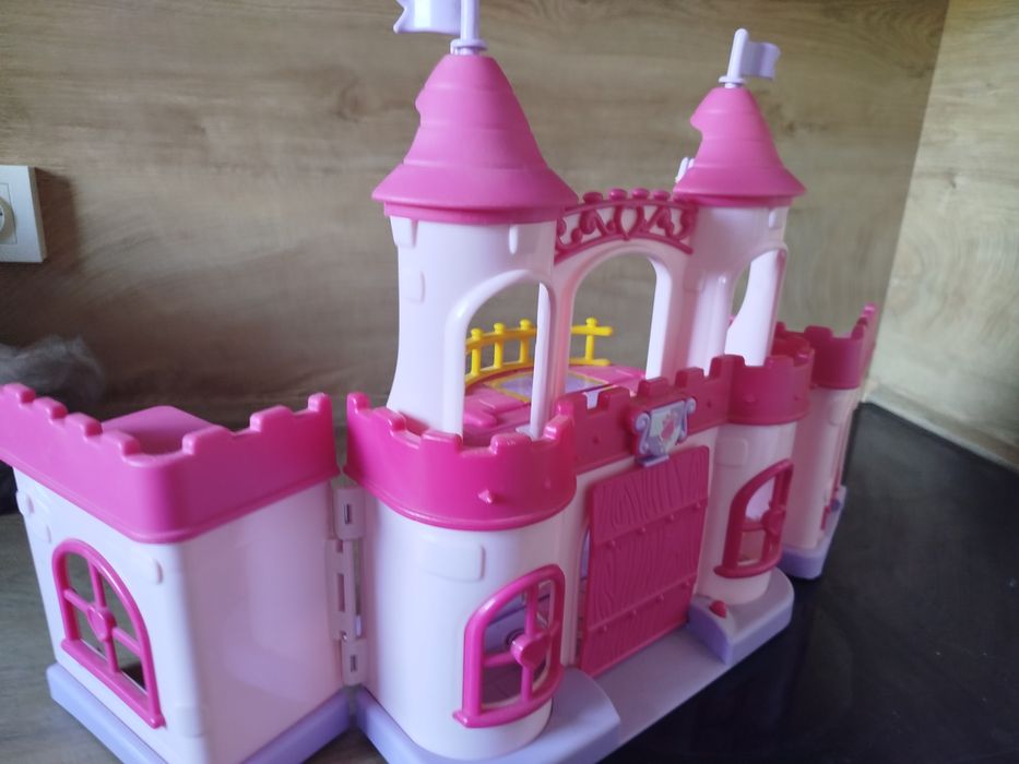 Замък със забавни мелодии и фигурки