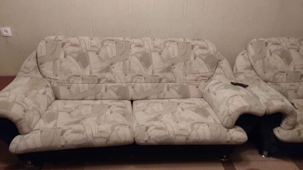Продам два дивана и кресло.