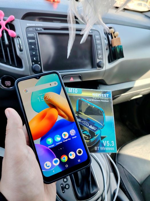 Продам смартфон +подарок новые наушники