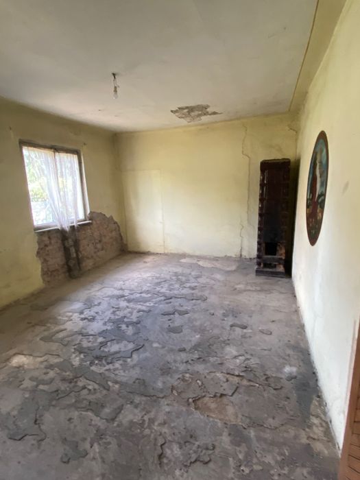 Locația cu casa și garaj…  0758728367
