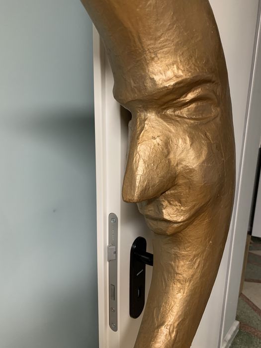 Скулптура на полумесец от Paper Mache
