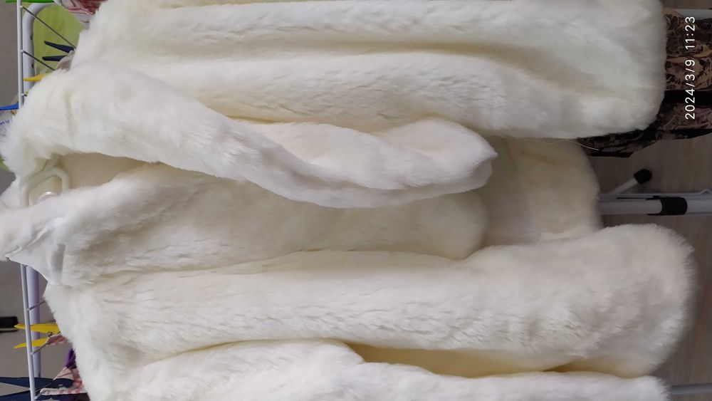 Продавам дизайнерско късо бяло палто шито по поръчка.