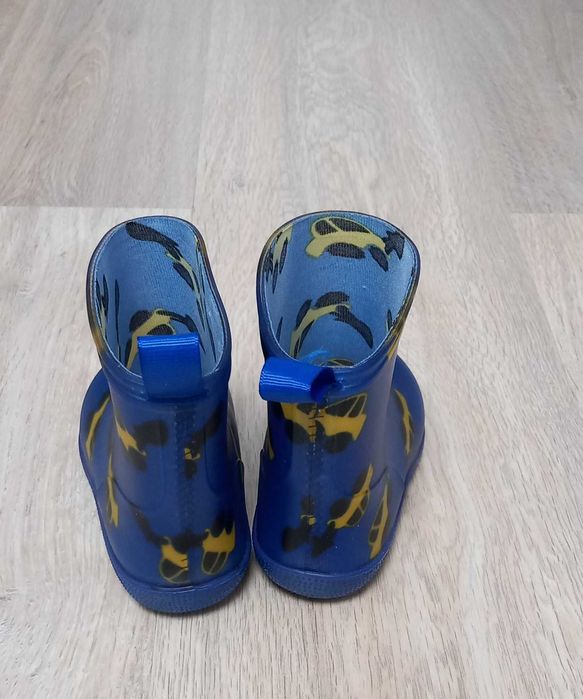 Cizmulite din cauciuc, marimea 22-23, 24-25, aproape noi