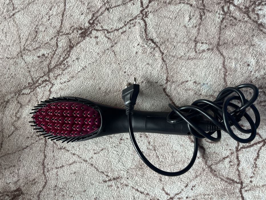 Електрическа четка за изправяне на коса.