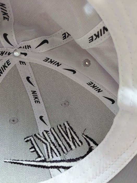 nike сива шапка найк