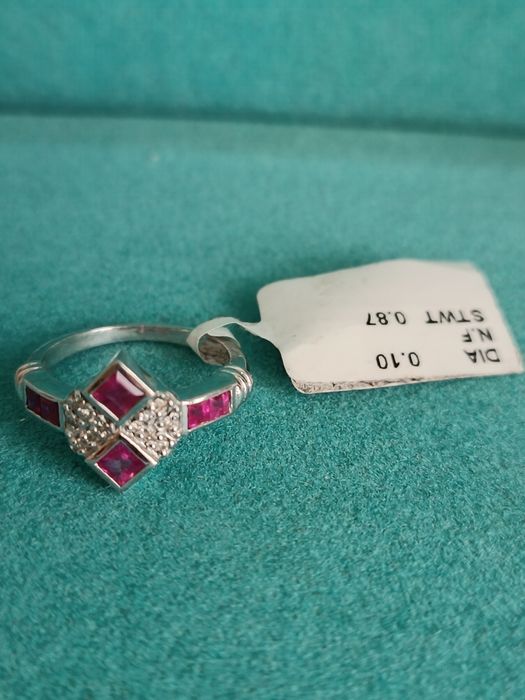 продам кольцо сапфиры или рубины.   И с бриллиантами! D 0,1ct.сертифик
