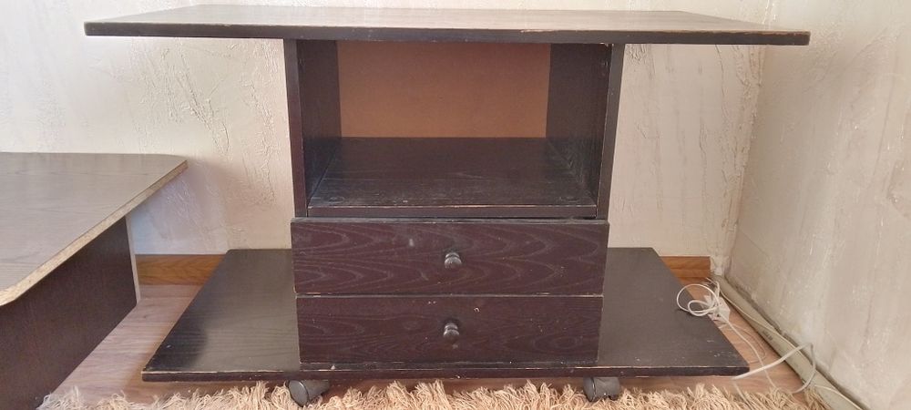 Столик под телевизор из дерева на колесиках состояние хорошее как на ф