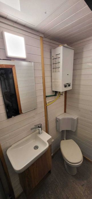 Tiny House - casuta pe roti, lemn masiv, construcție artizanală — 17 mp, complet mobilată, gata de iarnă.