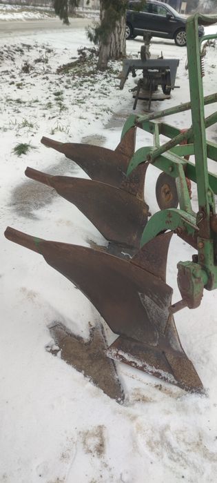 Vând plug trei trupite