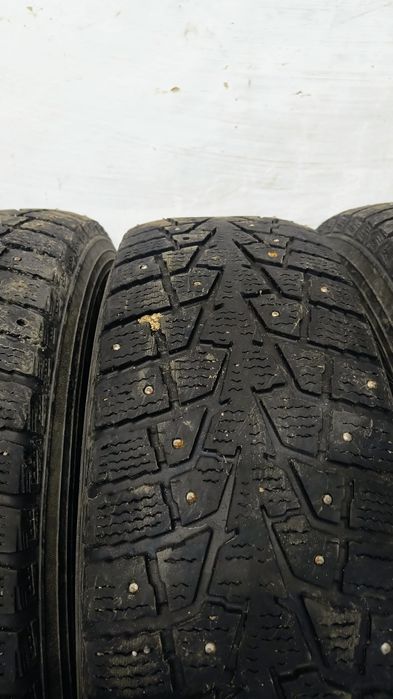 Продам 235/70 16 бу  Максис зима шип