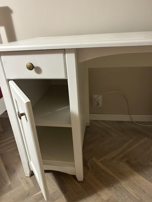 Продавам голямо бюро от масив в отлично състояние произведено в Троян