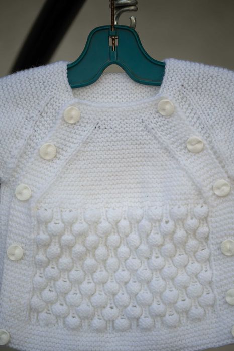 Ръчно плетени детски дрешки.