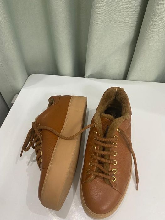 Продам кожаные кроссовки