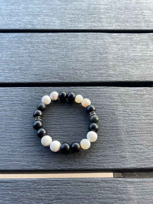 Гривни от естествени камъни