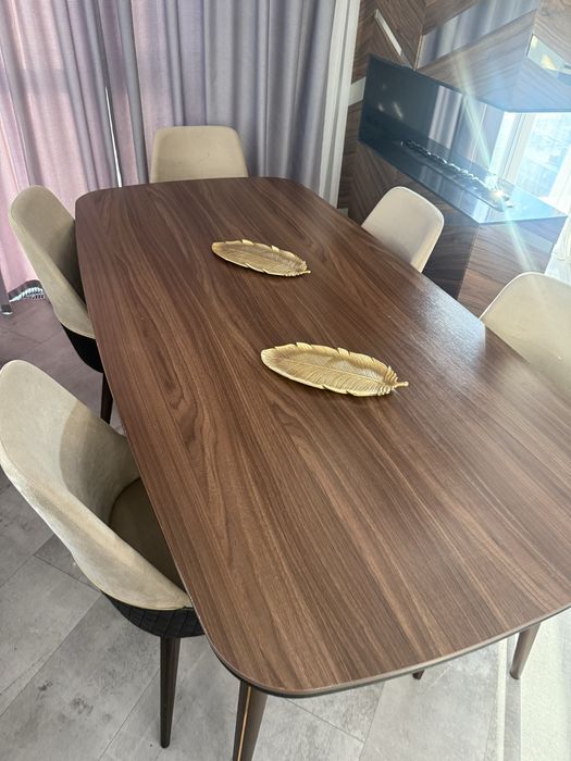 Обеденный стол и стулья