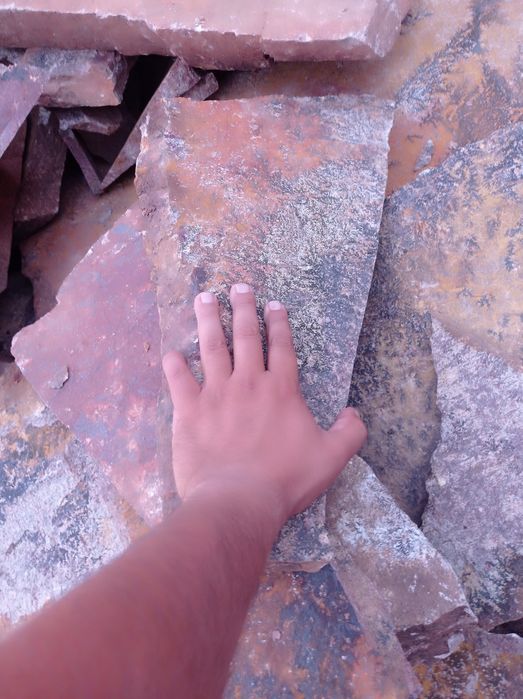 Красный рваный камень