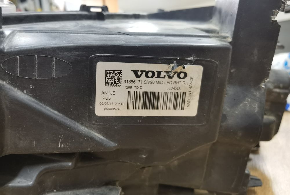 Фар за Волво /VOLVO S/V 90