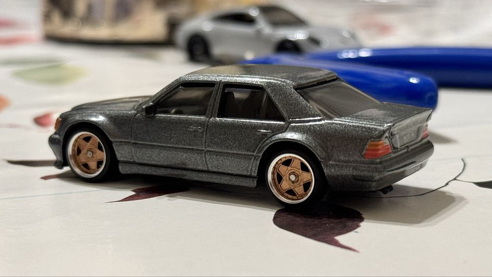 Кастомный Hotwheels W124 E500