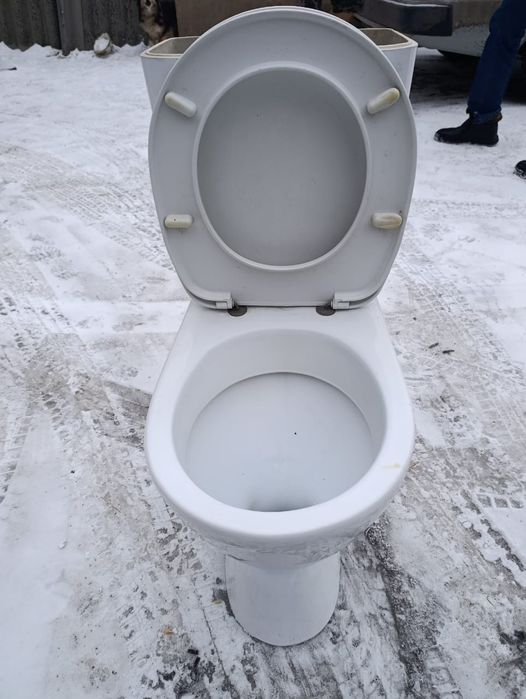 Унитаз для рабочих  в рабочем состоянии