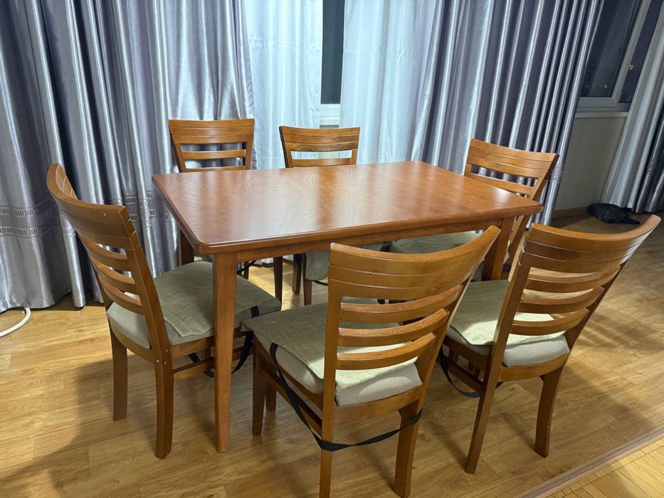 Стол и стулья на кухню или в гостиную