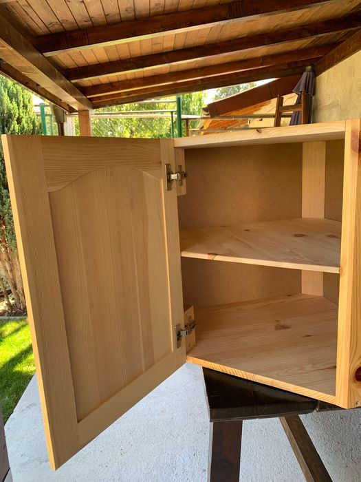 Ъглов шкаф от дърво чам