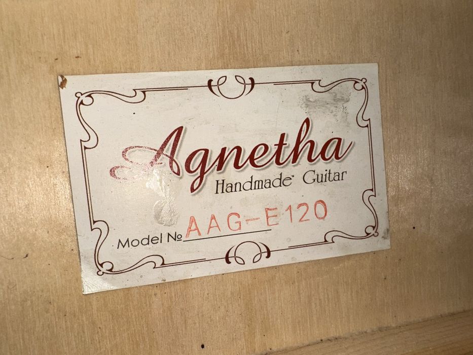 Продаётся акустическая гитара Agnetha AAG-E120 в хорошем состоянии.