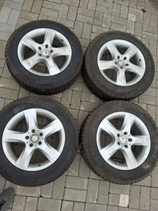 Диски с зимным покрышкой