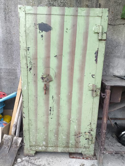 Продам советский железный сейф