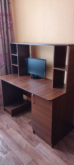 Продам шкаф купе, компьютерный стол,