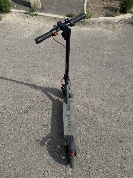 Vând trotinetă Ducati Pro-I Evo