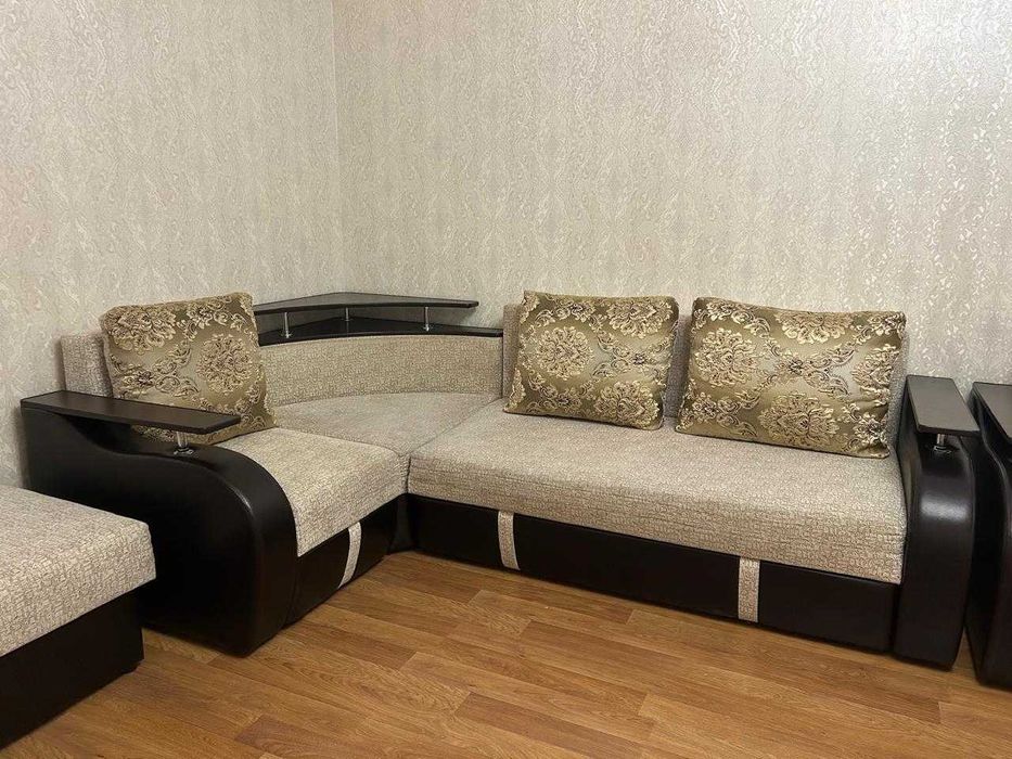 Продам угловой диван с креслом и пуфиком