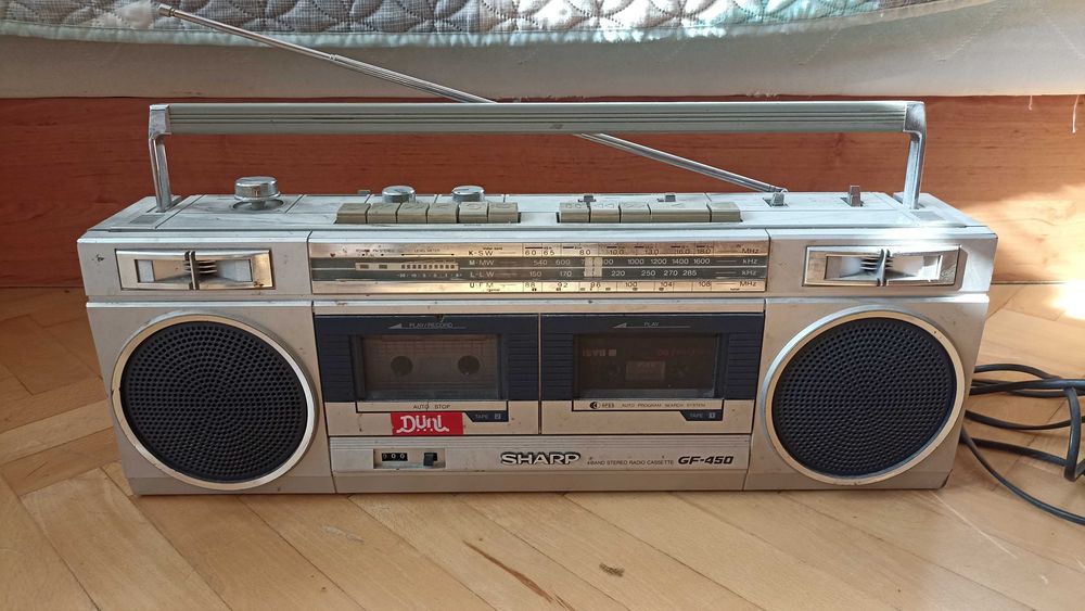 Продавам ретро радиокасетофон Sharp GF-450