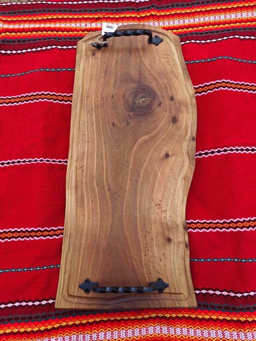 Масивна орехова дъска със дръжки от ковано желязо
