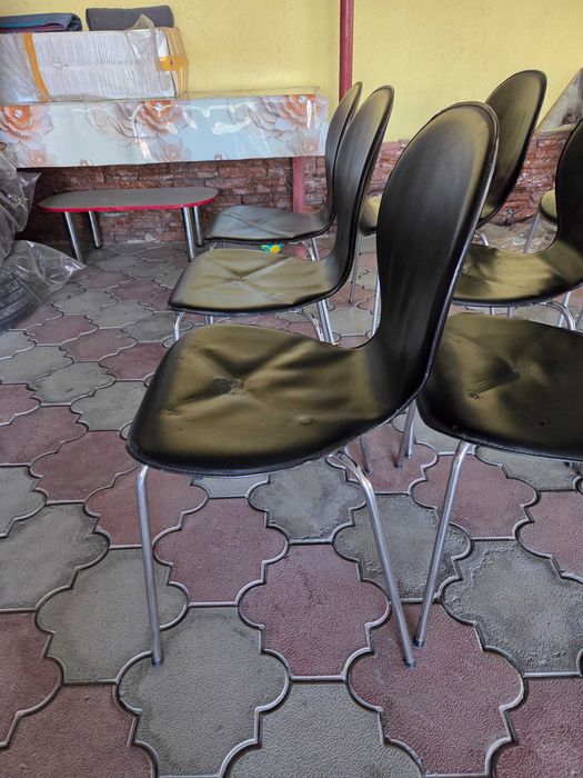 Стулья черные , материал кожа