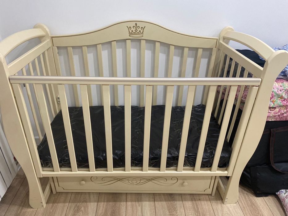 Детский манеж с маятником