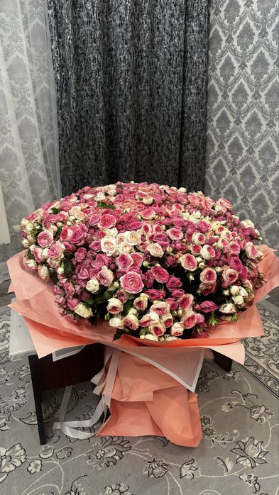 Большой букет куставые розы.