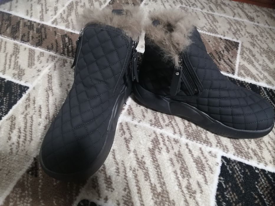 Продам женские ботинки