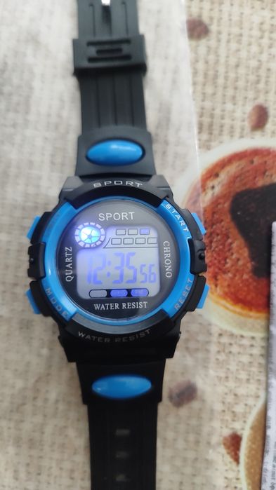 Спортен  електронен мъжки ежедневен часовник със синя светлина.