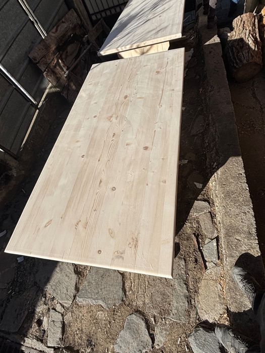 Дървени маси и пейки