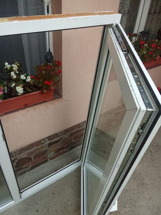 Geam termopan tâmplărie PVC cu plasa și pervaz  ieftin
