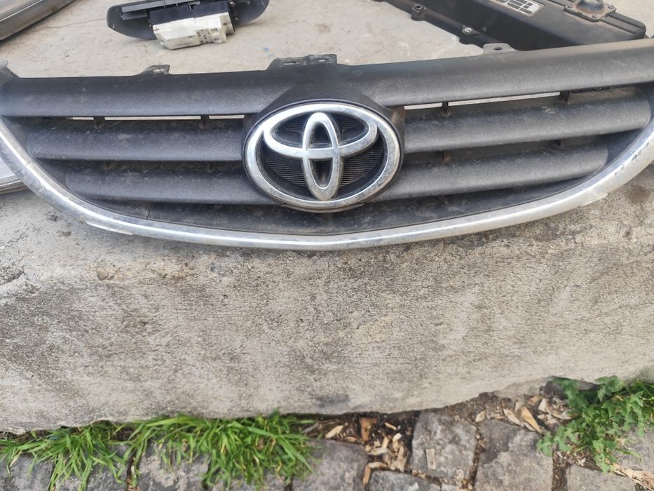 Решетка  предна за toyota avensis 2001 и нагоре