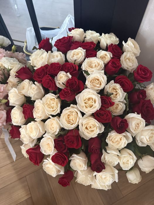 Цветы  свежие вчера покупали